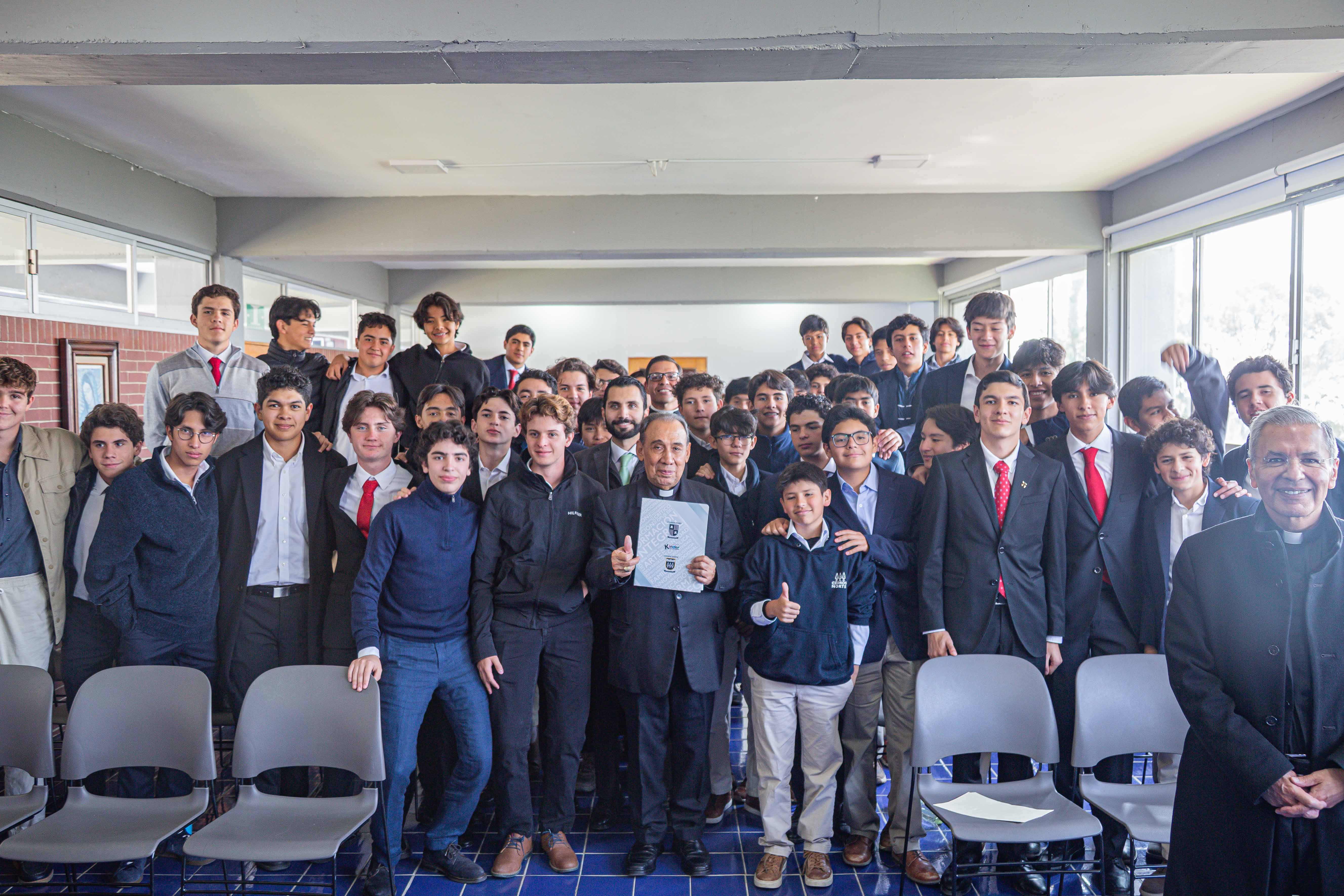 VISITA PASTORAL A LOS COLEGIOS CEDROS NORTE Y PASEO