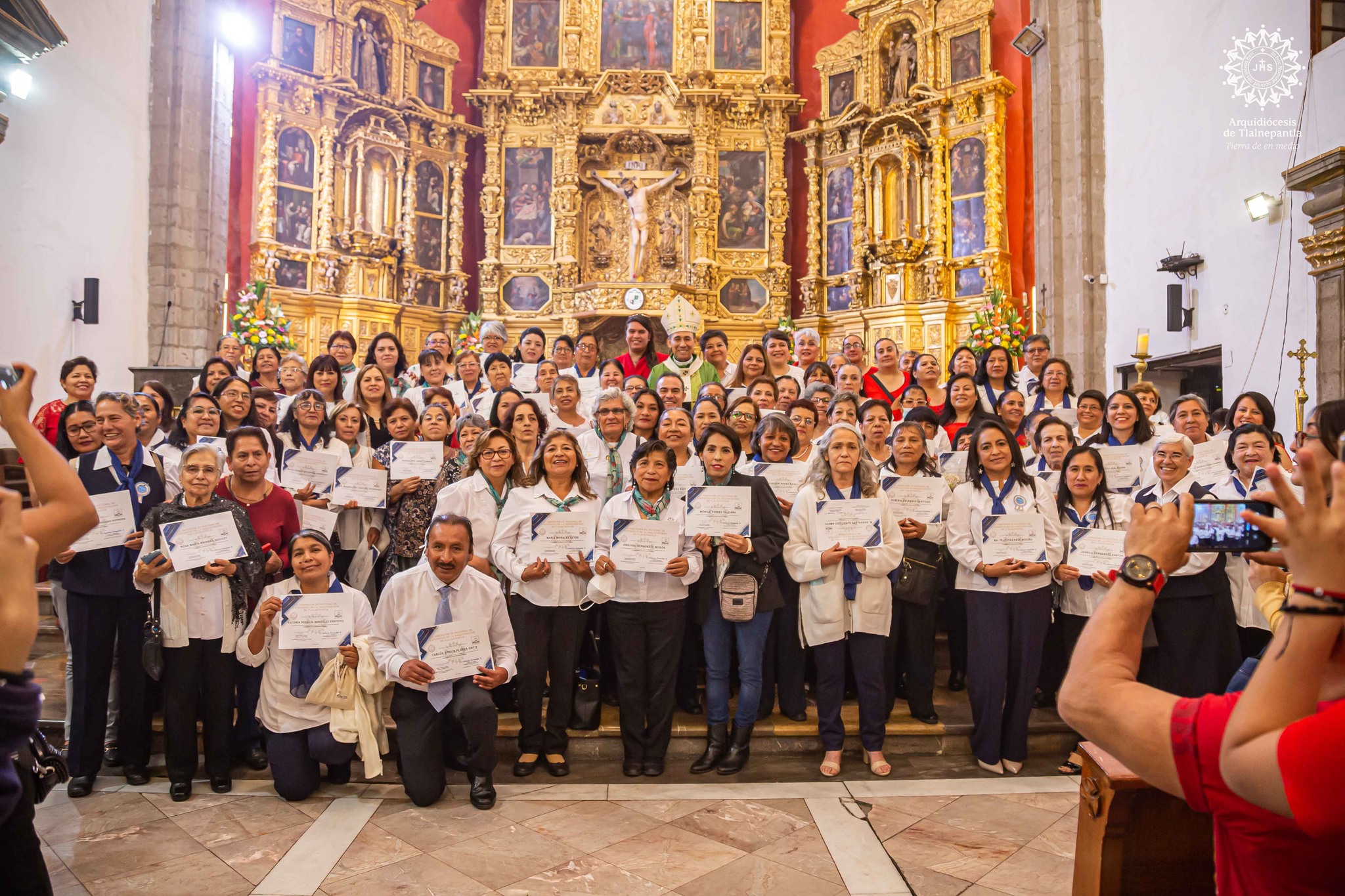 ENTREGA DE DIPLOMAS A CATEQUISTAS